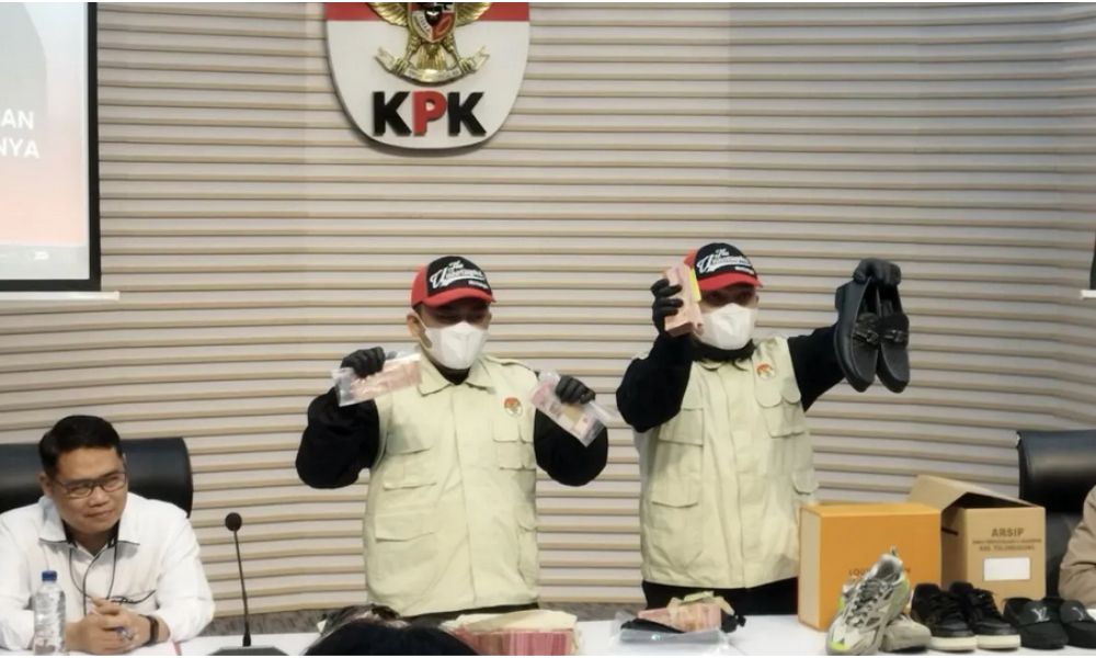 KPK Sita Sepatu Mewah Louis Vuitton dalam OTT Bupati Tulungagung