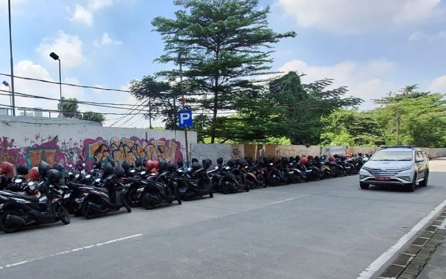 Warga Keluhkan Parkiran Depo MRT Lebak Bulus yang Makan Badan Jalan dan  Picu Risiko Kecelakaan - Pantau.com