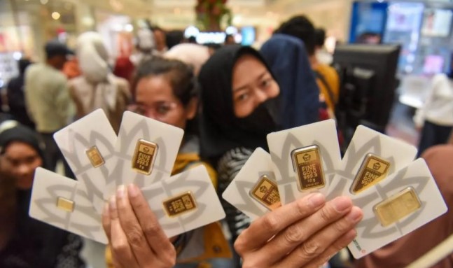 Harga Emas Antam Anjlok Rp42.000 ke Rp2,818 Juta per Gram pada Senin Pagi
