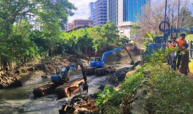 Jaksel Keruk 6.842 Meter Kubik Lumpur Kali Krukut untuk Cegah Banjir di Karet Semanggi