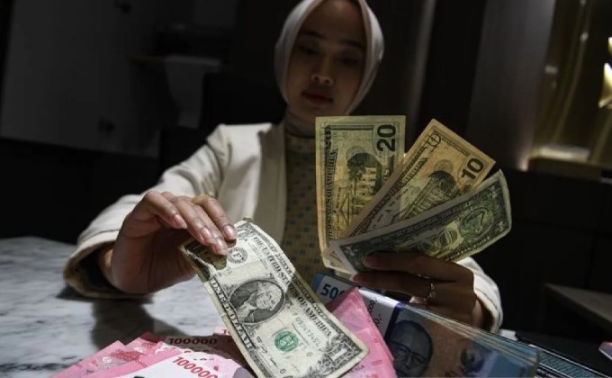 Rupiah Melemah Tipis ke Rp17.157 per Dolar AS pada Jumat Pagi