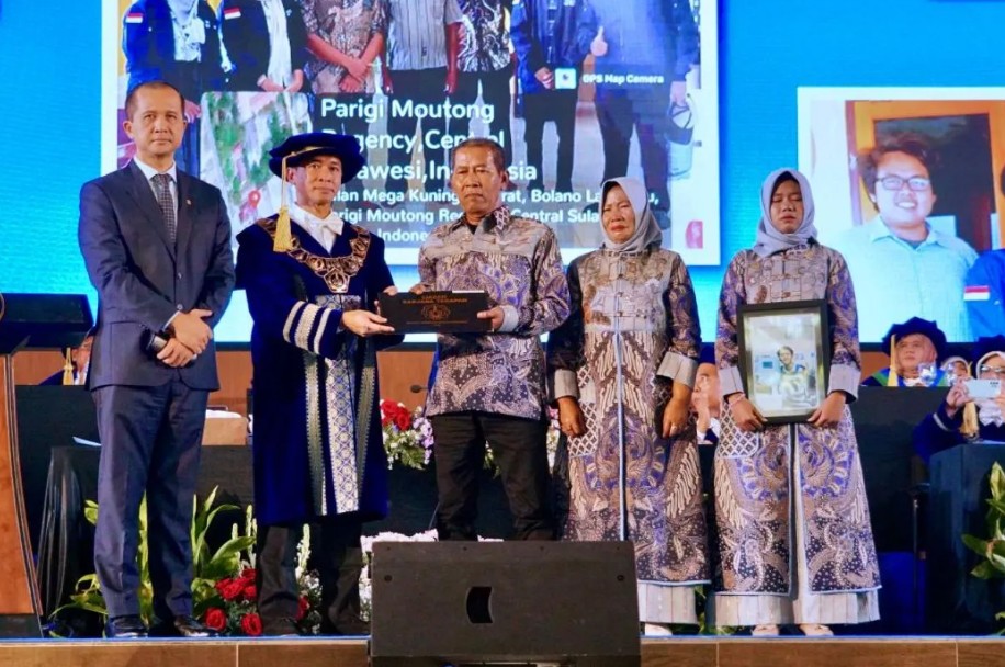 Menteri Transmigrasi Serahkan Ijazah Wisudawan Patriot ITS yang Wafat Usai Mengabdi di Sulawesi Tengah