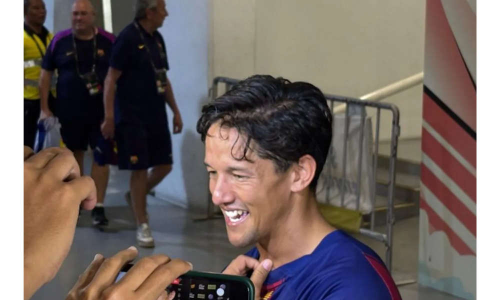 Irfan Bachdim Tukar Jersey dengan Rivaldo di Clash of Legends GBK