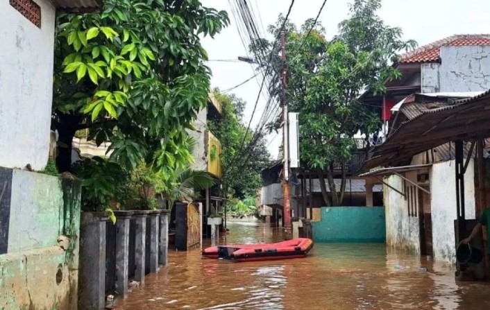 Banjir di Jakarta Selatan Berangsur Surut Usai Luapan Kali Ciliwung