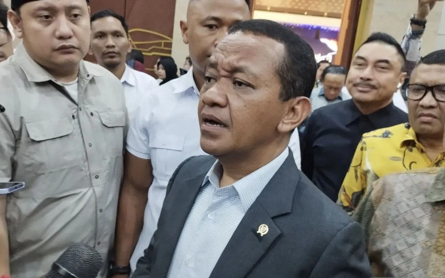 Bahlil Sampaikan Duka Mendalam atas Wafatnya Ketua Golkar Maluku Tenggara Usai Ditikam di Bandara