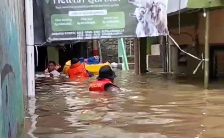 Banjir Rendam 32 RT di Jakarta Selatan dan Timur, Ketinggian Air Capai 1,7 Meter