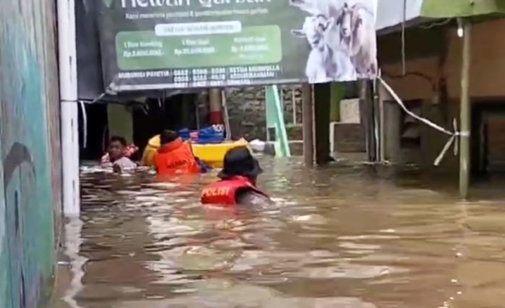Banjir 1,75 Meter Rendam Kebon Pala Jakarta Timur, Warga Mulai Mengungsi Dini Hari