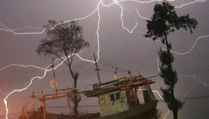 BMKG Prediksi Hujan Petir Guyur Sejumlah Kota Besar, Warga Diminta Waspada Cuaca Ekstrem