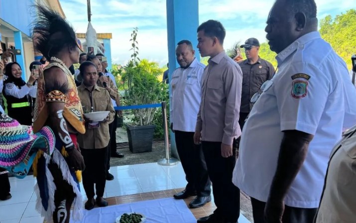 Wapres Gibran Jalani Prosesi Adat Mansorandak saat Kunjungan Perdana di Raja Ampat