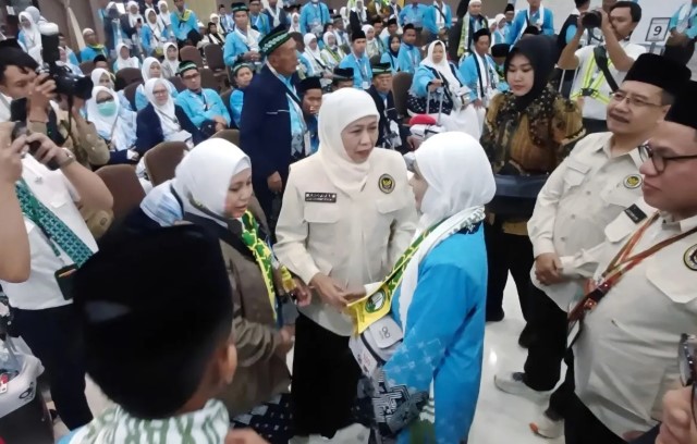 Gubernur Khofifah Resmi Lepas Kloter Pertama Jamaah Haji Embarkasi Surabaya ke Tanah Suci