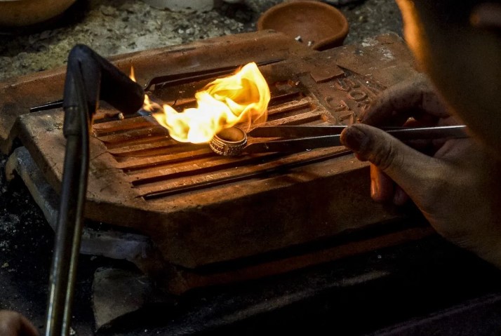 Perajin Perak Kotagede Bertahan di Tengah Lesunya Ekspor dan Lonjakan Harga Bahan Baku