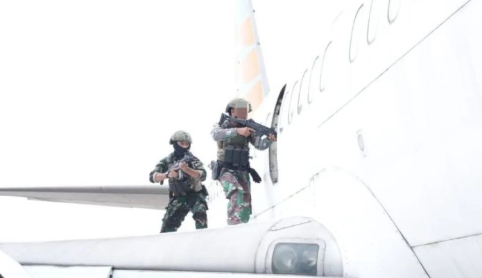 Kopaska TNI AL Gelar Latihan Penanganan Pembajakan Pesawat dan Penjinakan Bom di Bandara Juanda