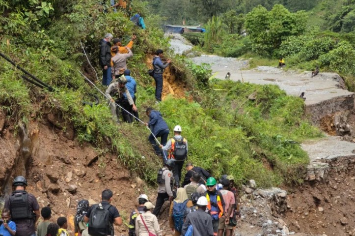 Pemkab Mimika Kerahkan Tim Terpadu Tangani Longsor yang Putuskan Akses Jalan di Tembagapura