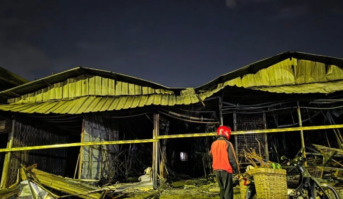 Kebakaran Hebat Hanguskan Ratusan Kios Pasar Kanjengan Semarang pada Tengah Malam