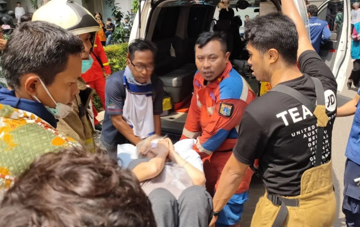 Kebakaran Apartemen Mediterania Jakbar Bikin Penghuni Terjebak, Asap Pekat hingga Lantai Atas