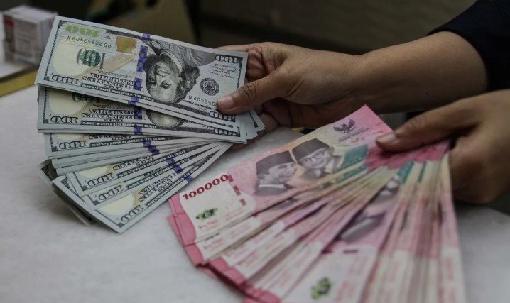 Rupiah Melemah ke Rp17.349 per Dolar AS Dipicu Sentimen Pertemuan FOMC
