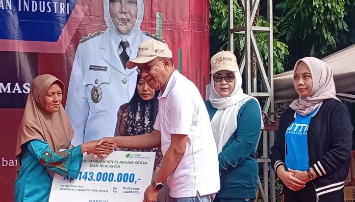 Teddy Disambut Meriah Buruh di Monas, Prabowo Berseloroh Tegaskan Dirinya Presiden
