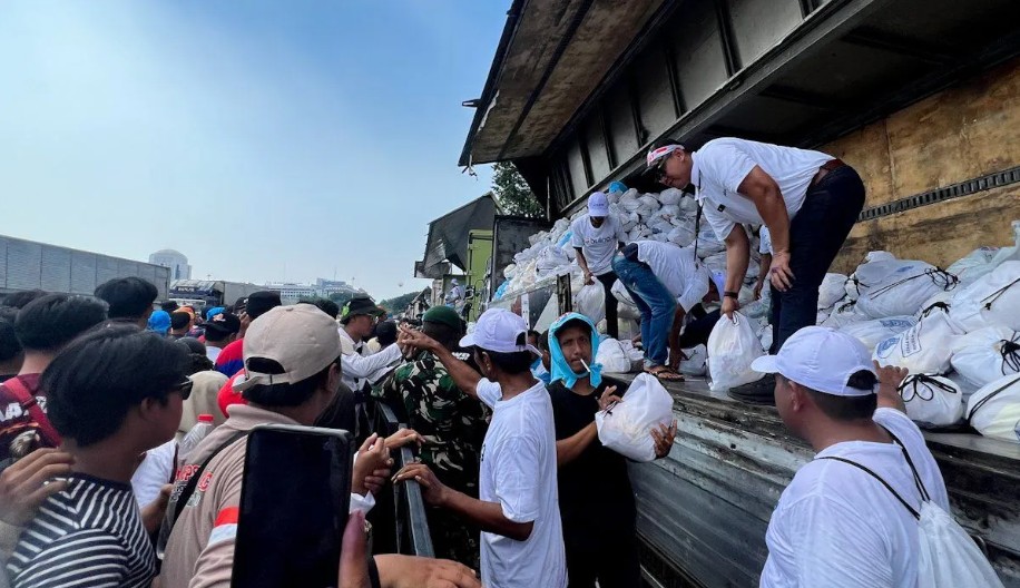 Bulog Salurkan 350 Ribu Paket Sembako untuk Buruh saat May Day 2026 di Monas