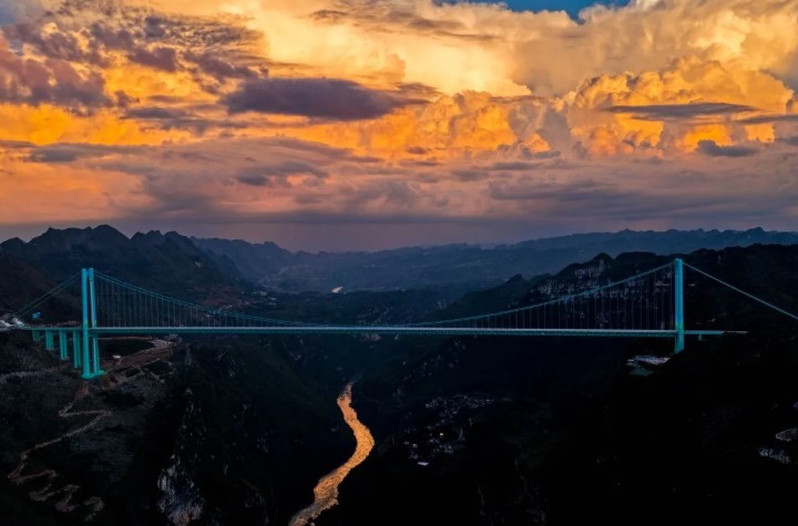Jembatan Ngarai Besar Huajiang di China Resmi Jadi Jembatan Tertinggi Dunia Versi Guinness