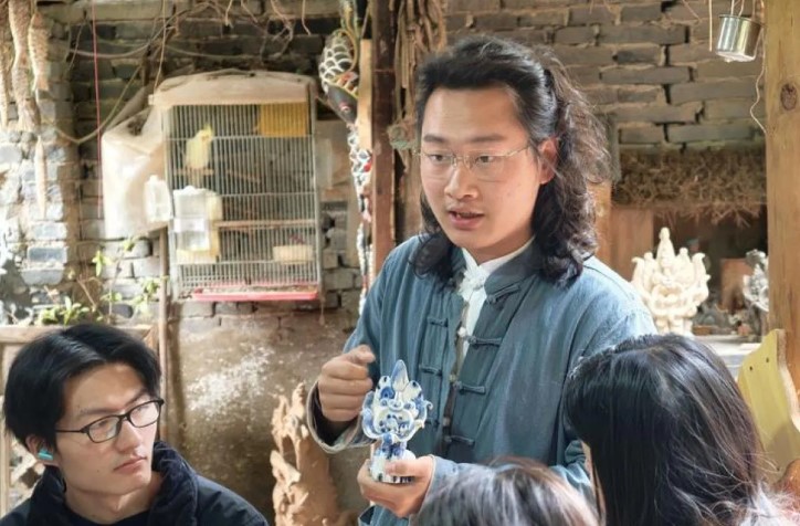 Dua Artisan Muda di Yunnan Lestarikan Patung Kucing Keramik Ikonis dengan Sentuhan Modern