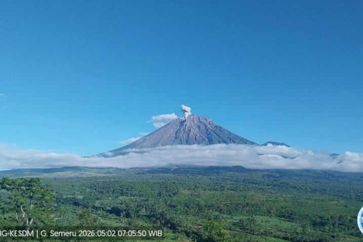 Gunung Semeru Dua Kali Erupsi Pagi Ini, Tinggi Letusan Capai 700 Meter