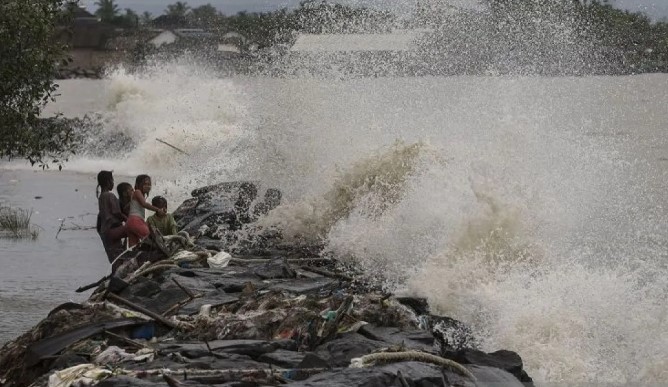 BMKG Peringatkan Gelombang Laut Capai 4 Meter, Pelayaran Diminta Waspada