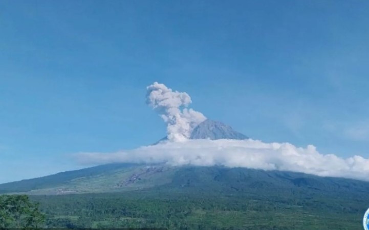 Erupsi Gunung Semeru Disertai Awan Panas Guguran Sejauh 2 Kilometer di Lumajang