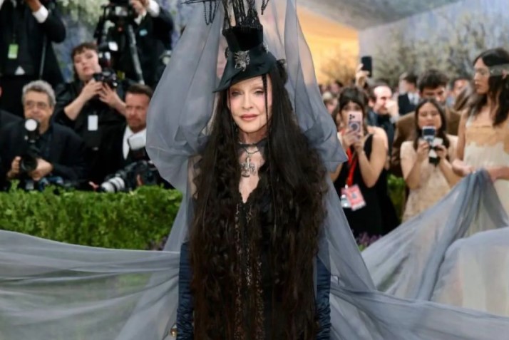 Madonna Tampil Nyentrik sebagai “Penyihir” di Met Gala 2026 dengan Gaun Ikonik Saint Laurent