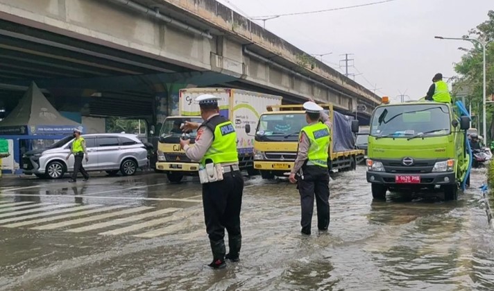 Polisi Terapkan Rekayasa Lalu Lintas Akibat Banjir di Kolong Puri Kembangan yang Picu Macet Parah