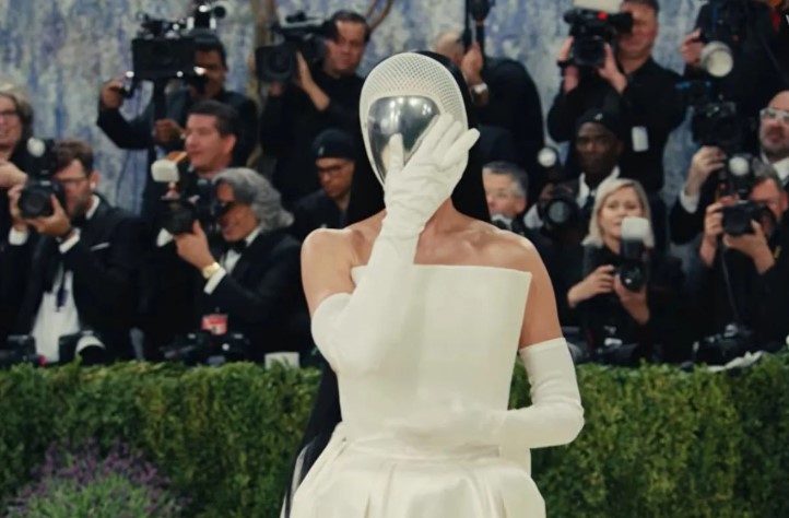 Katy Perry Tampil Nyentrik dengan Topeng Anggar Saat Hadiri Met Gala 2026 di New York