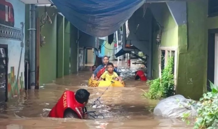 Banjir Rendam 22 RT di Jakarta Timur, Ketinggian Air Capai 195 Sentimeter