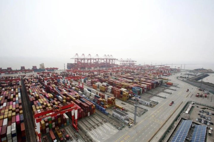 Pelabuhan Yangshan Shanghai Catat Lonjakan Kontainer, Terminal Otomatis Jadi Sorotan Dunia