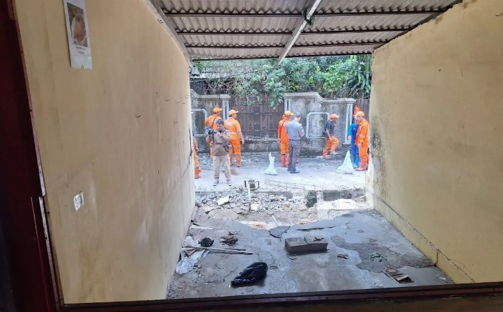 Siswa Kelas 6 SDN Tebet Barat Tetap Ujian Tatap Muka Meski Tembok Sekolah Roboh