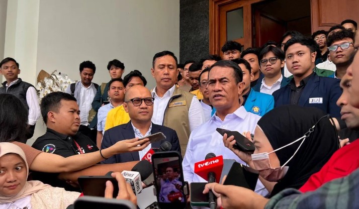 Mentan Persilakan Mahasiswa Cek Langsung Stok Beras Nasional yang Disebut Capai 5,2 Juta Ton
