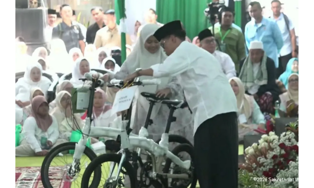 Gibran Bagikan Sepeda untuk Santri di Haul K.H. Abd. Wahab Chasbullah