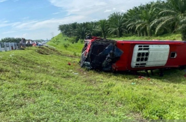 Bus Halmahera Terbalik di Tol JMKT Sergai, Empat Penumpang Tewas