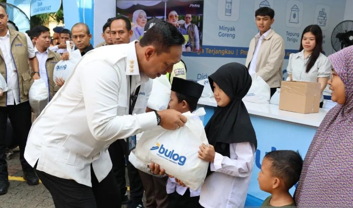Bulog Bagikan 1.000 Paket Sembako Gratis Saat Peringati HUT ke-59