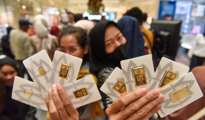 Harga Emas Antam Anjlok Rp20.000 pada Senin Pagi, Buyback Turut Melemah
