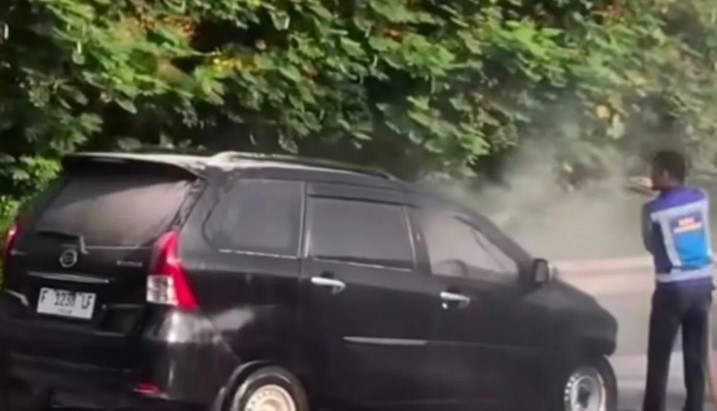 Mobil Avanza Terbakar di Tol Jagorawi Diduga Akibat Korsleting Listrik
