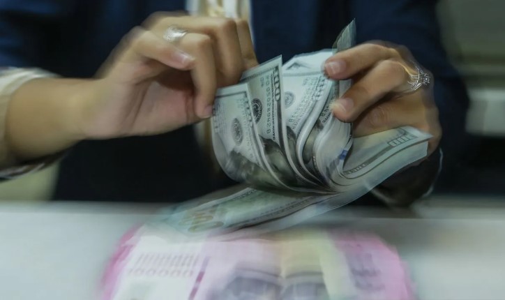 Rupiah Melemah ke Rp17.483 per Dolar AS di Tengah Meredupnya Harapan Damai AS-Iran