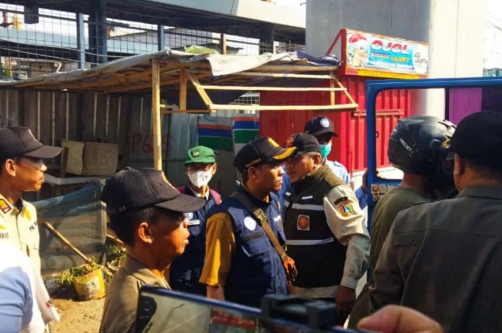 Satpol PP Jakarta Utara Amankan Lima Pak Ogah yang Bantu Kendaraan Melawan Arus