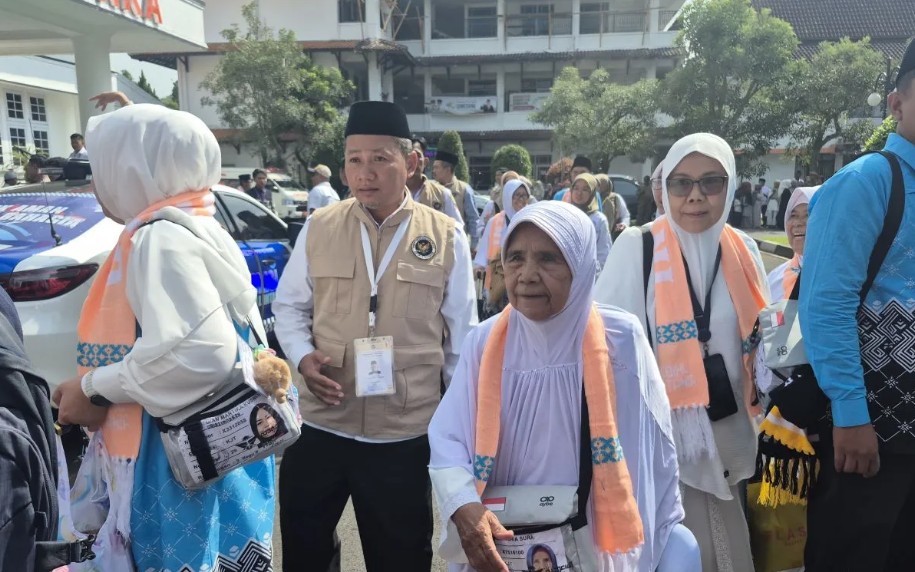 Bupati Dony Ahmad Munir Melepas 95 Calon Haji Sumedang yang Berangkat Melalui Bandara Kertajati
