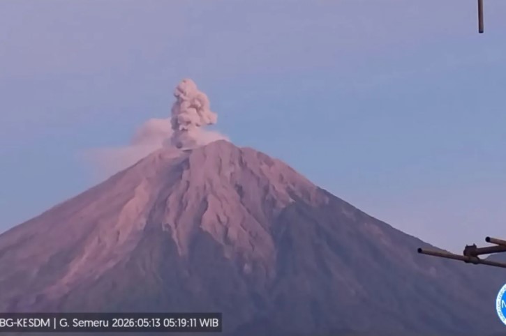 Gunung Semeru Erupsi Empat Kali dalam Satu Jam, Letusan Capai 1 Kilometer