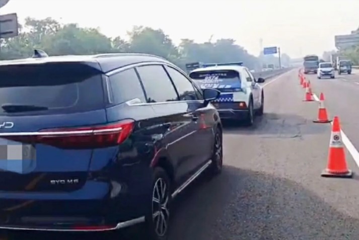 Arus Libur Panjang Padat, Petugas Terapkan Contraflow di Tol Jakarta-Cikampek
