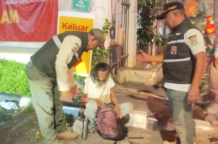 Satpol PP Bawa Delapan PPKS yang Penuhi Trotoar Mampang ke Panti Sosial