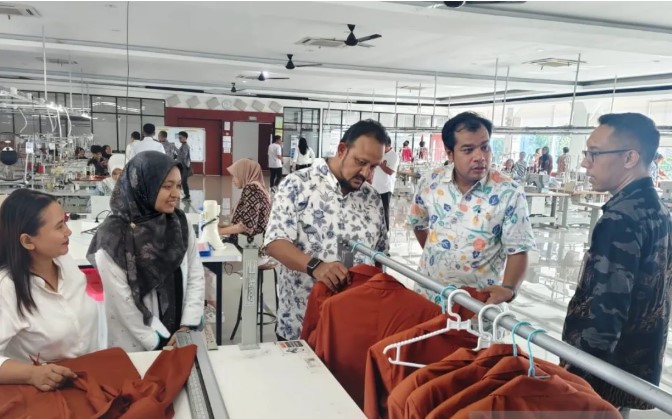 Komisi VII DPR Minta AK-Tekstil Solo Berinovasi demi Tingkatkan Kualitas SDM Industri