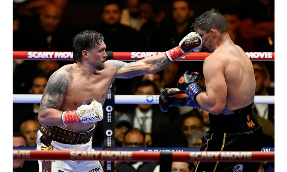 Oleksandr Usyk Pertahankan Gelar Dunia Usai Menang Kontroversial atas Rico Verhoeven di Mesir