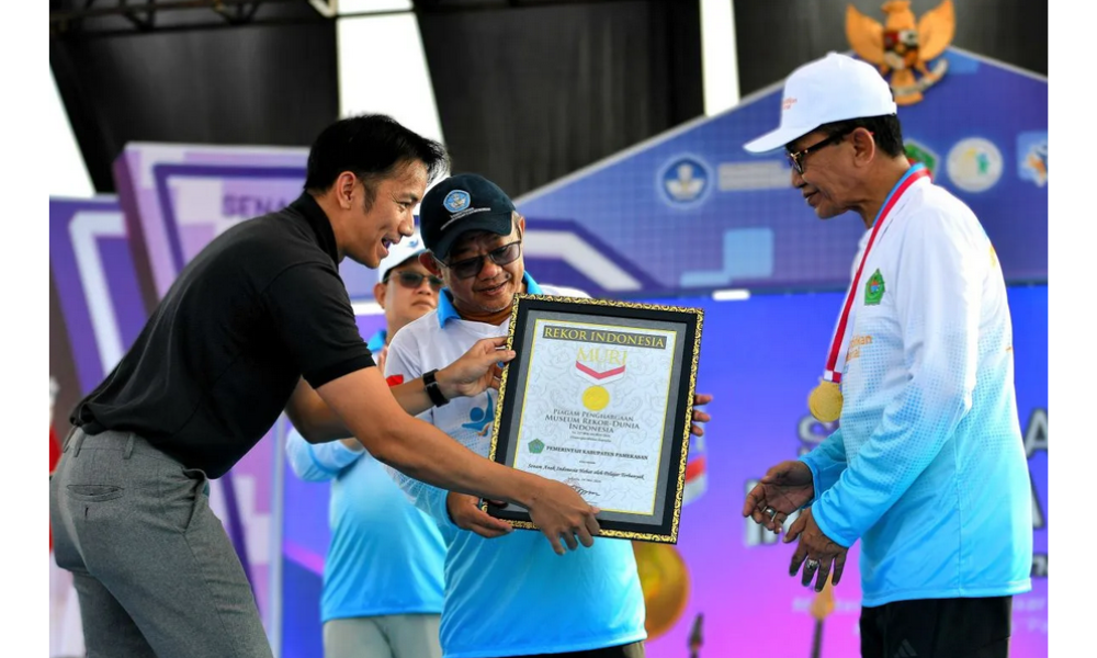 Peringatan Hardiknas di Pamekasan Pecahkan Rekor MURI lewat Senam 24 Ribu Siswa