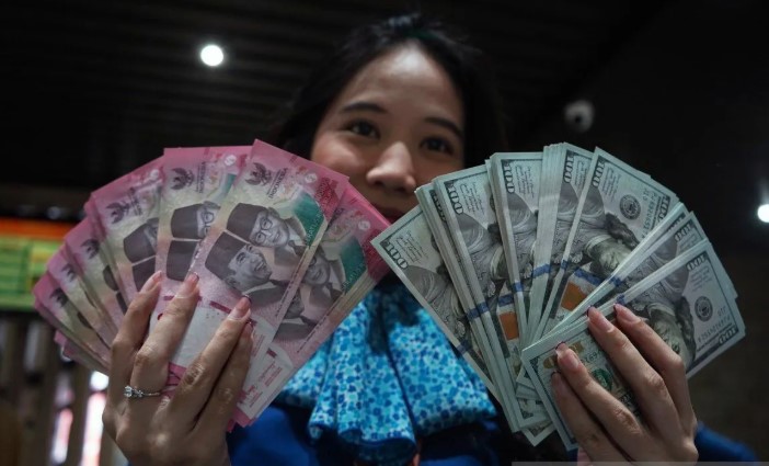 Rupiah Menguat ke Level Rp17.696 per Dolar AS pada Perdagangan Senin Pagi
