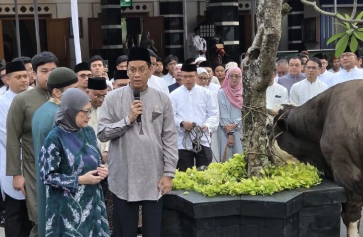 Menkeu Purbaya Serahkan Sapi Kurban 868 Kilogram untuk Masyarakat di Idul Adha 1447 H